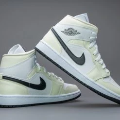 Nike Air Jordan 1 Mid Coconut Milk (W) BQ6472-121 Maat 41 Kleur Als Op Foto 9 Nike Air Jordan 1 Mid Coconut Milk (W) BQ6472-121 Maat 41 Kleur Als Op Foto -dames-schoenen Verkoop 550x366 131