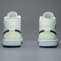 Nike Air Jordan 1 Mid Coconut Milk (W) BQ6472-121 Maat 41 Kleur Als Op Foto 12 Nike Air Jordan 1 Mid Coconut Milk (W) BQ6472-121 Maat 41 Kleur Als Op Foto -dames-schoenen Verkoop 550x366 134