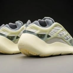 Adidas Yeezy 700 V3 Fade Salt ID1674 Maat 38 2/3 Kleur Als Op Foto -dames-schoenen Verkoop 550x366 139