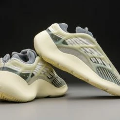 Adidas Yeezy 700 V3 Fade Salt ID1674 Maat 38 2/3 Kleur Als Op Foto -dames-schoenen Verkoop 550x366 140