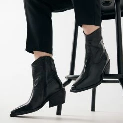 VIA VAI Eveline Clark Enkellaarsjes Dames - Zwart - Maat 40 21 VIA VAI Eveline Clark Enkellaarsjes Dames - Zwart - Maat 40 -dames-schoenen Verkoop 550x550 256