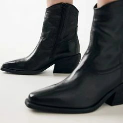 VIA VAI Eveline Clark Enkellaarsjes Dames - Zwart - Maat 40 22 VIA VAI Eveline Clark Enkellaarsjes Dames - Zwart - Maat 40 -dames-schoenen Verkoop 550x550 257