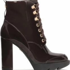 Kazar Gelakte Bruine Laarsjes Op Een Hoge Brede Hak En Een Plateau