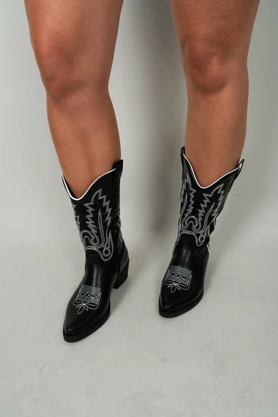 Merkloos Evi Cowboy Laars | Schoenen Dames | Cowboy Laarzen | Sierlijke Opdruk | Stoer | Trendy | Leatherlook | Kleur Zwart | Maat 36 2 Merkloos Evi Cowboy Laars | Schoenen Dames | Cowboy Laarzen | Sierlijke Opdruk | Stoer | Trendy | Leatherlook | Kleur Zwart | Maat 36 - Afbeelding 2