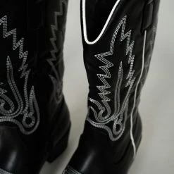 Merkloos Evi Cowboy Laars | Schoenen Dames | Cowboy Laarzen | Sierlijke Opdruk | Stoer | Trendy | Leatherlook | Kleur Zwart | Maat 36 7 Merkloos Evi Cowboy Laars | Schoenen Dames | Cowboy Laarzen | Sierlijke Opdruk | Stoer | Trendy | Leatherlook | Kleur Zwart | Maat 36 -dames-schoenen Verkoop 550x825 18